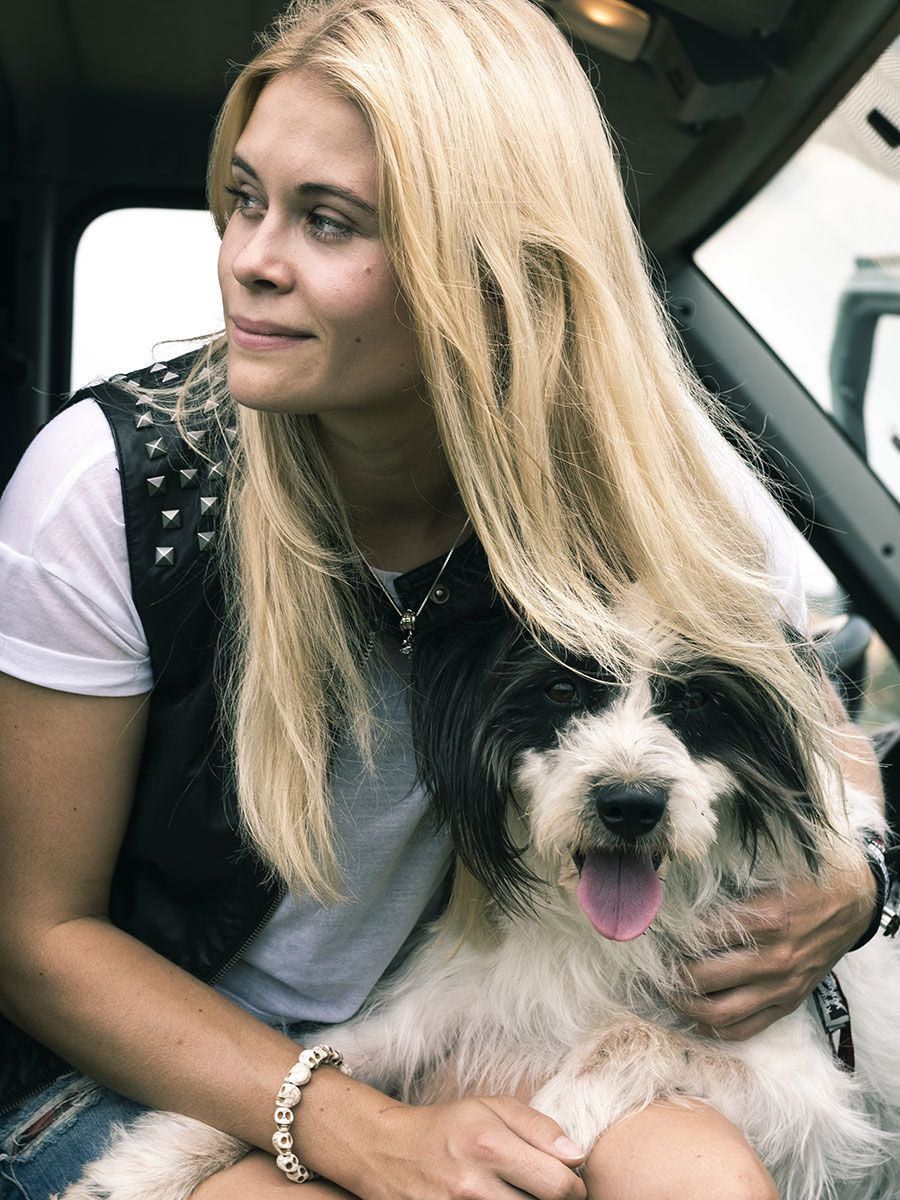 Junge Frau mit Hund