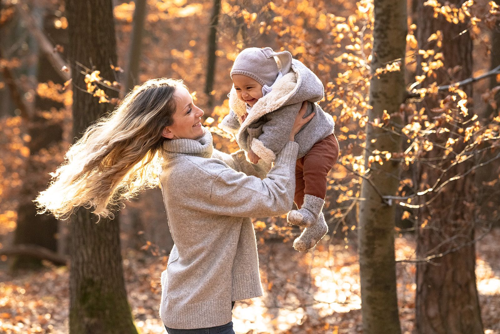 Mutter mit Baby im Wald